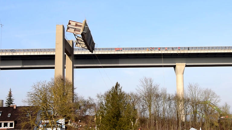 A3-Sprengungen: Stadt musste nicht informiert werden       -  Auf dem Weg nach unten: Ein Teilstück der Fahrbahn der alten Autobahnbrücke wurde am Mittwoch in ein vorbereitetes Fallbett herabgezogen.