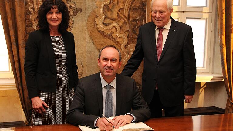 Bayerns Wirtschaftsminister und stellvertretender Ministerpräsident Hubert Aiwanger beim Eintrag ins Goldene Buch der Stadt Marktheidenfeld, flankiert von Bürgermeisterin Helga Schmidt-Neder und Altlandrat Armin Grein. Bayerns Wirtschaftsminister und stellvertretender Ministerpräsident Hubert Aiwanger beim Eintrag ins Goldene Buch der Stadt Marktheidenfeld, flankiert von Bürgermeisterin Helga Schmidt-Neder und Altlandrat Armin Grein.