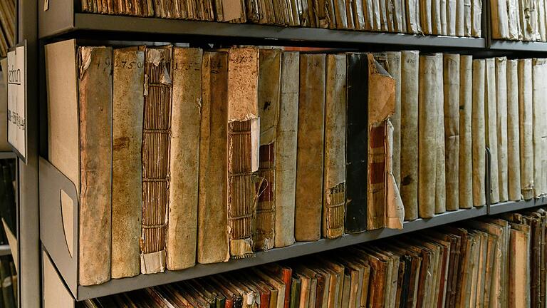 Die ältesten schriftlichen Zeugnisse zu Bayern lagern in Würzburg, im Staatsarchiv in der Residenz. Die ältesten schriftlichen Zeugnisse zu Bayern lagern in Würzburg, im Staatsarchiv in der Residenz.