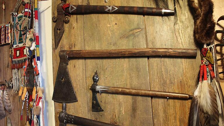 Auch Tomahawks gehören zu seinem Fundus. Auch Tomahawks gehören zu seinem Fundus. 