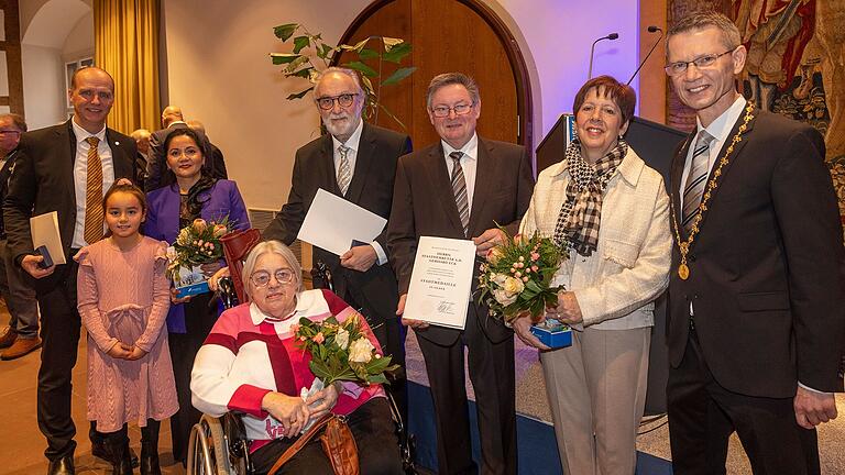 Die neuen Träger der Schweinfurter Stadtmedaille in Silber mit Oberbürgermeister Sebastian Remelé (rechts) und ihren Familien. Auf dem Bild (v.l.) TH-Präsident Prof. Robert Grebner mit Ehefrau Aida Panduro Tuesta und Tochter Lena, Wolfhart Berger mit Ehefrau Karin sowie Gerhard Eck mit Ehefrau Elisabeth.