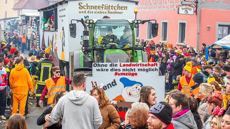 Ein wenig Bauern-Protest gab es beim Rosenmontagszug in Wargolshausen.&nbsp;