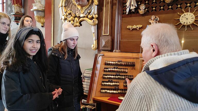 Interessantes über die Kirchenorgel in St. Andreas erfuhren die Schüler der Leo-Weismantel-Schule in Karlstadt.