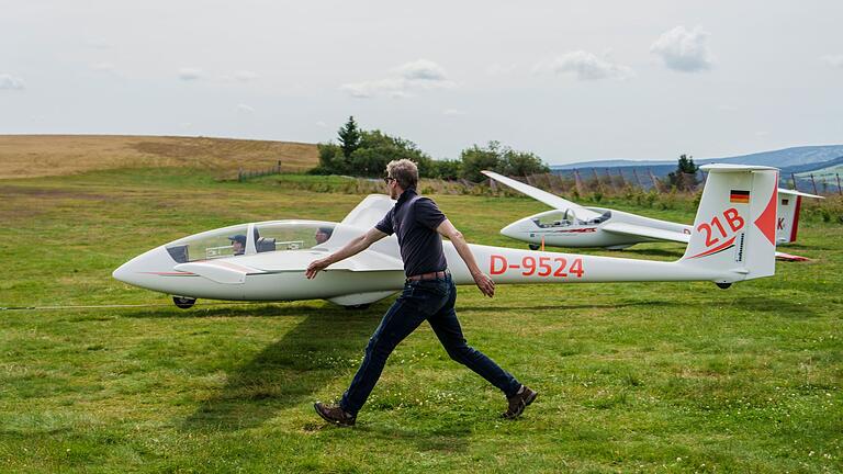 Älteste Segelflugschule der Welt wird 100 Jahre       -  Dierk Althoff, Segelflugschüler, hilft beim Seilwindenstart eines Schulungsflugzeugs.