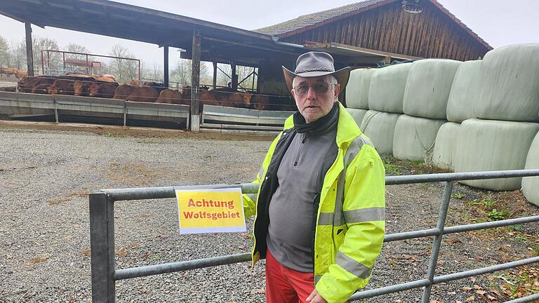 Verdacht auf Wolfsriss in Rottershausen       -  Unternehmer und Landwirt Klaus Müller fackelt nicht lange: 'Achtung Wolfsgebiet', dieses Schild hat er an seinem Rinderhof angebracht.