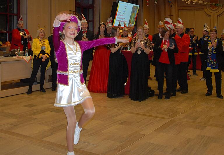 Tanzmariechen Lea Vollmeier begeisterte beim Faschingsempfang im Landratsamt. Tanzmariechen Lea Vollmeier begeisterte beim Faschingsempfang im Landratsamt.