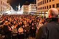 Hunderte Menschen kamen am Sonntagabend vor dem Domplatz zusammen, um beim 80. Jahrestag der Toten vom 16. März 1945 zu gedenken und ein Zeichen gegen Krieg und Gewalt zu setzen.