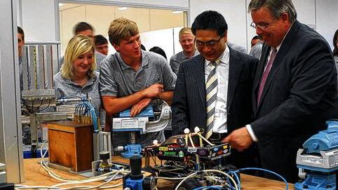 Spaß zusammen: Michawel Roesnick (rechts)  und Joyson Eigentümer Jeff Wang bei der einweihung der neuen Preh-Ausbildungwerkstadtt.