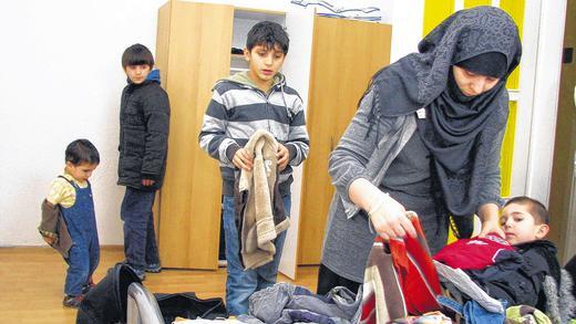 Vor zwei Jahren angekommen: Am 11. Januar 2013 hat diese Großfamilie aus Tschetschenien ihre Wohnung in der ehemaligen Brauereigaststätte in Tückelhausen bezogen – und lebt hier noch immer, wenn auch mittlerweile in einer privaten Unterkunft. Mittlerweile hat die Familie sogar noch mal Nachwuchs bekommen. Die beiden anderen tschetschenischen Familien, die damals auch einzogen, sind mittlerweile wieder ausgezogen. Vor zwei Jahren angekommen: Am 11. Januar 2013 hat diese Großfamilie aus Tschetschenien ihre Wohnung in der ehemaligen Brauereigaststätte in Tückelhausen bezogen – und lebt hier noch immer, wenn auch mittlerweile in einer privaten Unterkunft. Mittlerweile hat die Familie sogar noch mal Nachwuchs bekommen. Die beiden anderen tschetschenischen Familien, die damals auch einzogen, sind mittlerweile wieder ausgezogen.