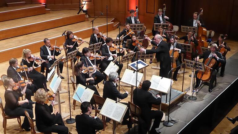 Wenn jeder der 23 Streicher ein eigenes Pult hat, dann gibt's die 'Metamorphosen' von Richard Strauss.  Foto: Gerhild Ahnert       -  Wenn jeder der 23 Streicher ein eigenes Pult hat, dann gibt's die 'Metamorphosen' von Richard Strauss.  Foto: Gerhild Ahnert