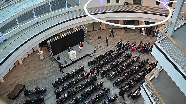 Blick Glaskuppel Rede Griewing - Festakt zur Eröffnung: Blick von der Glaskuppel des Zentrums für ambulante Medizin. Blick Glaskuppel Rede Griewing - Festakt zur Eröffnung: Blick von der Glaskuppel des Zentrums für ambulante Medizin.