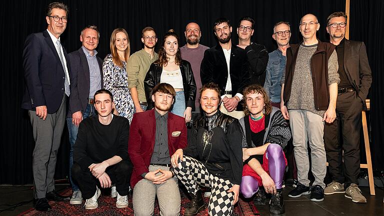 Die Laudatoren und Preisträger (von links): OB Christian Schuchardt, Frank Störzbach (Distelhäuser Brauerei), Rena Schimmer (CSU-Stadträtin), Konstantin Mack (Grünen Stadtrat), Hannah Weidlich (The Late Summers), Ingolf Stöcker (stellv. Leiter des Städt. Kulturamts), Felix (Sounddesigner von Nand), Ferdinand (Nand), Tilman Hampl (Umsonst &amp; Draussen), Ralf Duggen (Umsonst &amp; Draussen), Achim Könneke (Kulturreferent Stadt Würzburg), (vordere Reihe von links) Falco Eckhof (The Late Summers), Florian Bötsch, Felicitas Jander (Kapitel 2) und Konrad Oertel (Kapitel 2).&nbsp;