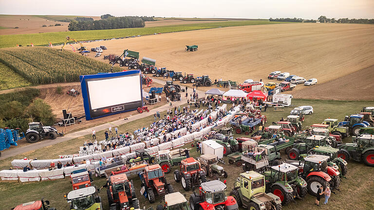 Rund 350 Menschen und 60 Schlepper besuchen am Freitag. 23.08.24 das Traktorkino bei Hopferstadt Ochsenfurt.