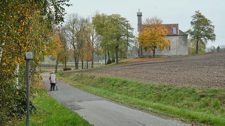 Im Bereich des Kapellenweges in Merkershausen sollte ein Schild aufgestellt werden, dass Hundehalter darauf verweist, dass sie 'die Hinterlassenschaft' ihrer Tiere entsorgen sollen.