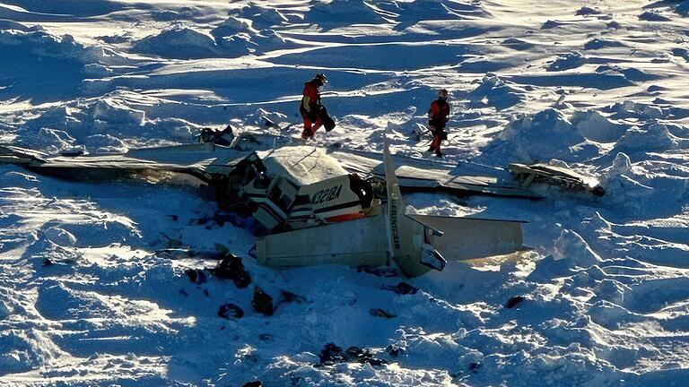 Flugzeug in Alaska abgestürzt       -  Die Bergung ist wegen des eisigen Wetters schwierig.