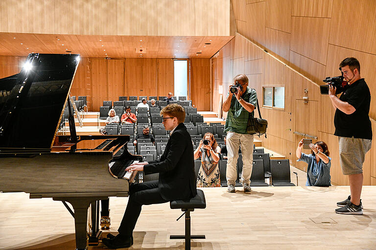 Erste Klangproben im Vorfeld der Eröffnung: der Pianist Philipp Hubert im großen Saal.