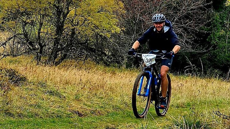 Benedikt Beck (im Bild) verzichtete wegen Hüftproblemen auf den Kreuzberglauf und bewältigte die Strecke stattdessen mit dem Mountainbike.