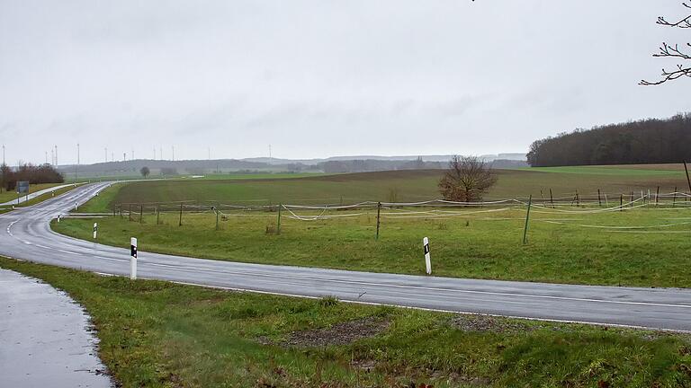 Ein Blick vom Ortsrand von Pusselsheim in Richtung Nordosten. Ab der Waldspitze rechts beginnt der Bereich vom Windvorranggebiet WK19. Links im Hintergrund die bereits stehenden Anlagen über dem Maintal.