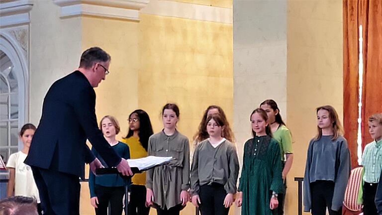 Der Jugendchor des Christian-Ernst-Gymnasiums mit Philipp Barth       -  Der Jugendchor des Christian-Ernst-Gymnasiums mit Philipp Barth