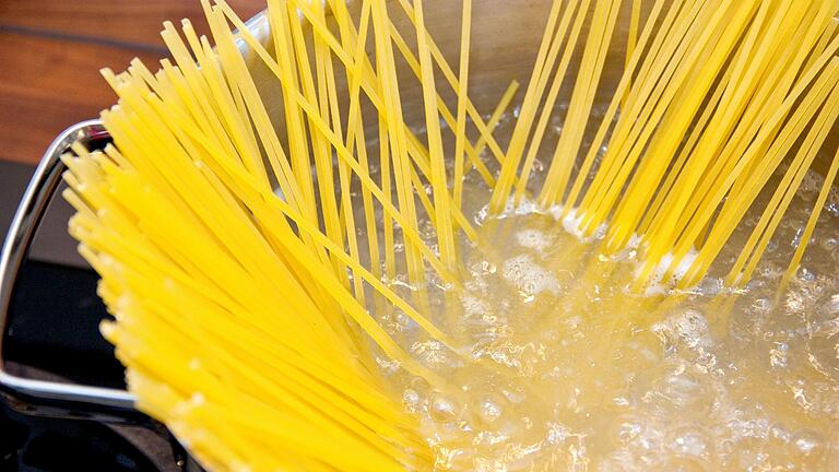 Pasta hat beim Kochen am besten viel Platz.jpeg       -  Küchentrick: Damit die Nudeln beim Kochen nicht zusammenkleben, brauchen sie genügend Platz im Kochtopf.