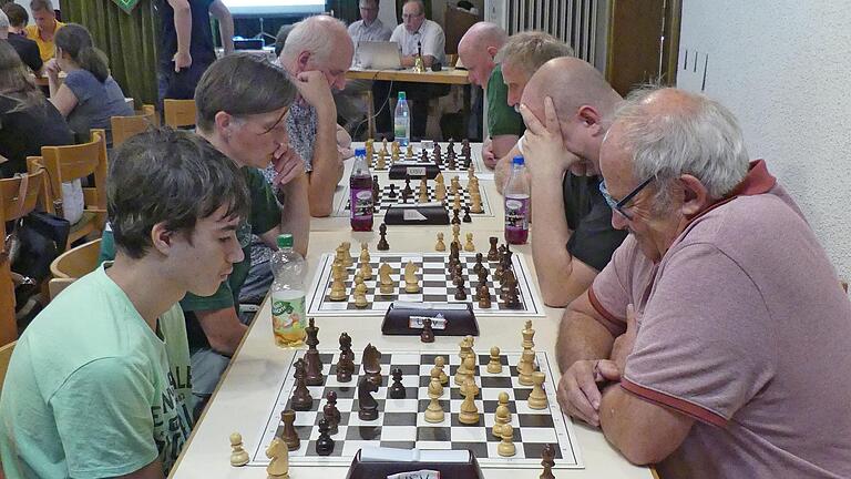 Schach ist generationsübergreifend: Hier lieferten sich einer der jungen Neulinge beim Schachklub Rieneck und eines der ältesten aktiven Mitglieder ein interessantes Match.