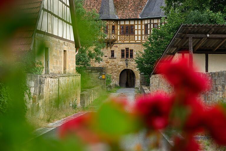 Das Wasserschloss in Irmelshausen ist eines der schönsten seiner Art, auch wenn der Burggraben ausgetrocknet ist. Man kann hier sogar übernachten.