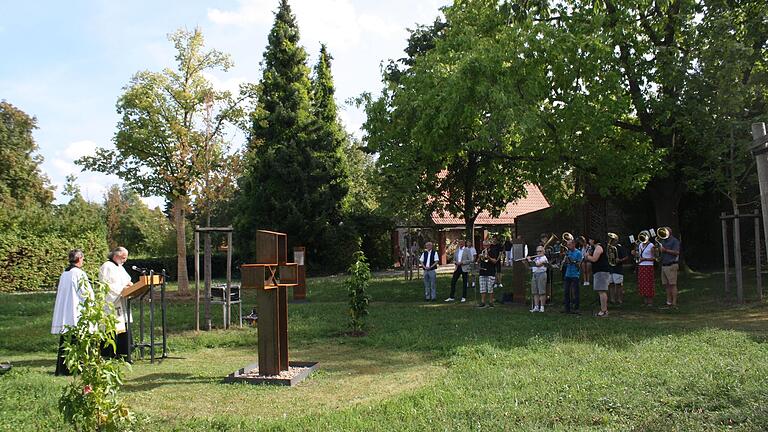 Segnung des 'Weges der Barmherzigkeit' im Bergrheinfelder Friedhof durch Diakon Thomas Weiß.