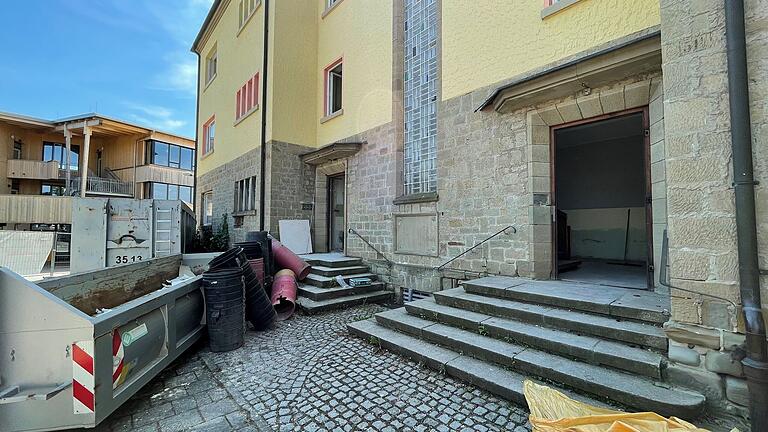 Das alte Schulhaus am Ziegelbrunn ist bald Geschichte: Hier laufen die Vorbereitungen für den Abriss, der am Montag beginnt. Im Hintergrund ist der hölzerne Neubau zu sehen.