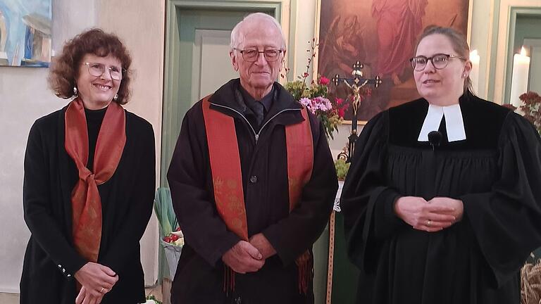 Das Foto zeigt Mary Lynn Zack, Wolfgang Weltner und Pfarrerin Meiser.