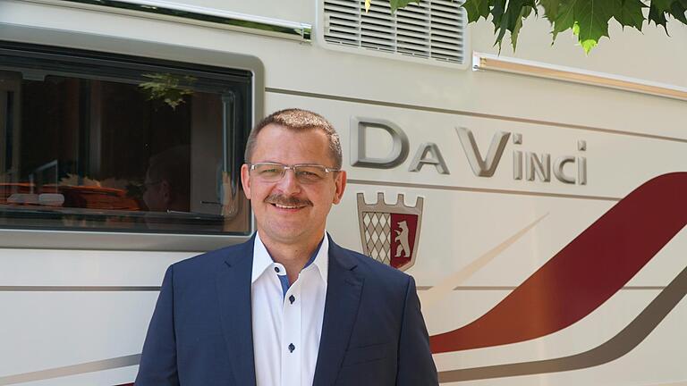 Tabbert-Produktmanager Armin Mäder präsentierte die in Mottgers gefertigten Wohnwägen. Foto: Daniel Krenzer       -  Tabbert-Produktmanager Armin Mäder präsentierte die in Mottgers gefertigten Wohnwägen. Foto: Daniel Krenzer