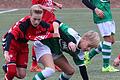 Entschlossenheit im Gerangel: Mit Händen und Füßen kämpfen der Schweinfurter Leonhard Metzger (grün) und der Aubstadter Cedric Endres im U-15-Derby um den Ball.