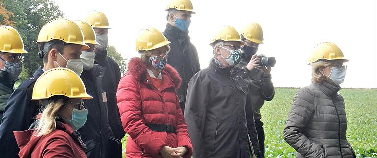 Mit Helm und Maske durch den Wald. Ganz rechts Julia Klöckner, die von Anja Weisgeber (Bildmitte) eingeladen worden war.