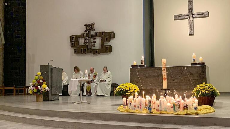 Einblick in den Tauferinnerungsgottesdienst in St. Josef in Marktheidenfeld. Parallel dazu fand ein weiterer Gottesdienst in der Klosterkirche im Kloster Triefenstein statt. Einblick in den Tauferinnerungsgottesdienst in St. Josef in Marktheidenfeld. Parallel dazu fand ein weiterer Gottesdienst in der Klosterkirche im Kloster Triefenstein statt.