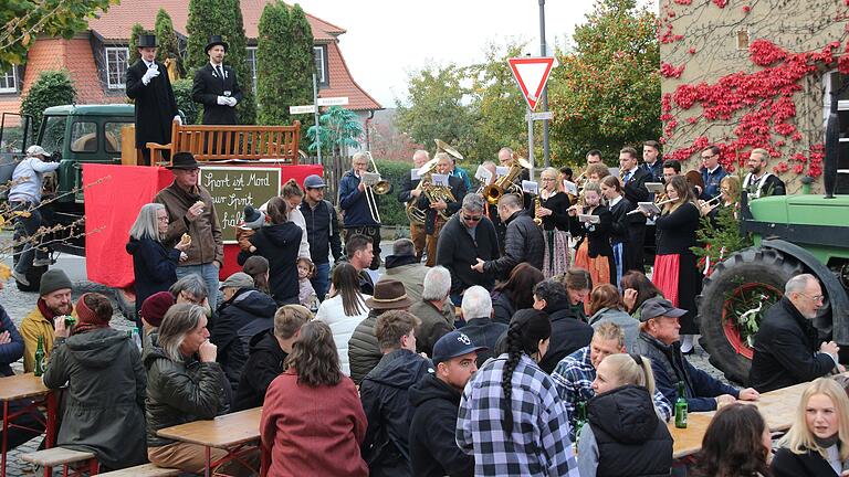 Buntes Herbst-Bild: Am Casteller Rathausplatz wurde am Kirchweih-Sonntag Kirchweih gefeiert. Buntes Herbst-Bild: Am Casteller Rathausplatz wurde am Kirchweih-Sonntag Kirchweih gefeiert.