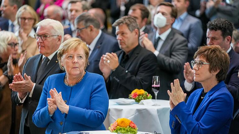Empfang zum Ende des Afghanistan-Einsatzes - Im Oktober 2021 lud der Bundestagspräsident zu einem Empfang zum Ende des Afghanistan-Einsatzes ein. Bundespräsident Frank-Walter Steinmeier, Bundeskanzlerin Angela Merkel (CDU), Robert Habeck, damals Bundesvorsitzender der Grünen, Annegret Kramp-Karrenbauer (CDU), damals Bundesministerin der Verteidigung, und Hubertus Heil (SPD), Bundesminister für Arbeit und Soziales, zählten zu den Teilnehmern. (Archivfoto) Empfang zum Ende des Afghanistan-Einsatzes - Im Oktober 2021 lud der Bundestagspräsident zu einem Empfang zum Ende des Afghanistan-Einsatzes ein. Bundespräsident Frank-Walter Steinmeier, Bundeskanzlerin Angela Merkel (CDU), Robert Habeck, damals Bundesvorsitzender der Grünen, Annegret Kramp-Karrenbauer (CDU), damals Bundesministerin der Verteidigung, und Hubertus Heil (SPD), Bundesminister für Arbeit und Soziales, zählten zu den Teilnehmern. (Archivfoto)
