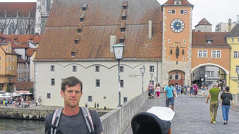 Zwischenstation: Heiko Rauch mit den Töchtern Amelie und Luisa auf der Steinernen Brücke in Regensburg.