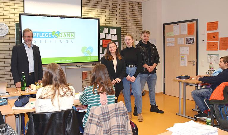 Bei Besuchen in den Real- und Mittelschulen in Stadt und Landkreis Schweinfurt, wie hier in Poppenhausen, werben die Pflegedank-Stiftung und deren Gründer Winfried Wiendl (links) für den Pflegeberuf. Mit dabei die Auszubildenden zur Pflegefachkraft (von links) Celine Hartmann, Johanna Ludwig und Kai Bonfigt. Bei Besuchen in den Real- und Mittelschulen in Stadt und Landkreis Schweinfurt, wie hier in Poppenhausen, werben die Pflegedank-Stiftung und deren Gründer Winfried Wiendl (links) für den Pflegeberuf. Mit dabei die Auszubildenden zur Pflegefachkraft (von links) Celine Hartmann, Johanna Ludwig und Kai Bonfigt.