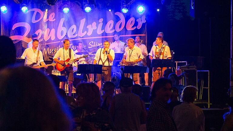 Auf sieben Bühnen spielten verschiedene Bands bei der Ochsenfurter Musiknacht. Eine große Fangemeinde scharten 'Die Zeubelrieder' vor dem Klingentor um sich.&nbsp;