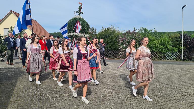 Die Üchtelhäuser Ehrendamen tragen die Siebenerkrone beim Festzug durch den Ort.