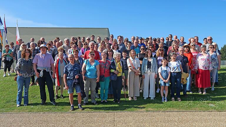 Die Reisegruppe aus Unterpleichfeld mit ihren Gastgebern vor dem Museum Memorial in Cean.