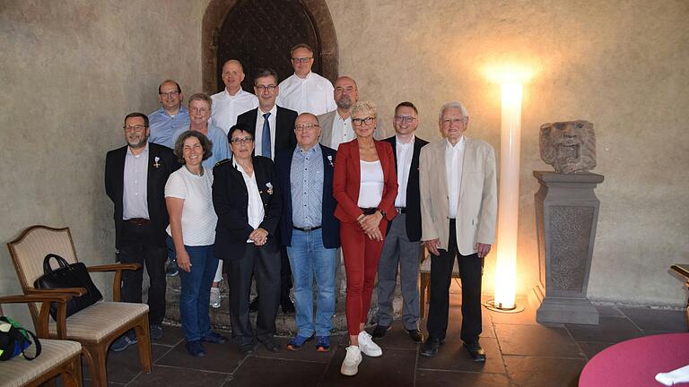 Vordere Reihe (von links): Ralph Busse, MdL und BRK-Vorstandsmitglied Kerstin Celina, Elisabeth Böhm, Wolfgang Stiegler, MdL Dr. Andrea Behr, Prof. Dr. Simon Kiesel, Stadtrat Willi Dürrnagel. Mittlere Reihe (von links): Stadtrat Udo Feldinger, Dorothea Altmann, Oberbürgermeister Christian Schuchardt, Paul Justice. Hintere Reihe (von links): stellvertretender BRK-Kreisgeschäftsführer Stefan Dietz, BRK-Kreisgeschäftsführer Oliver Pilz.