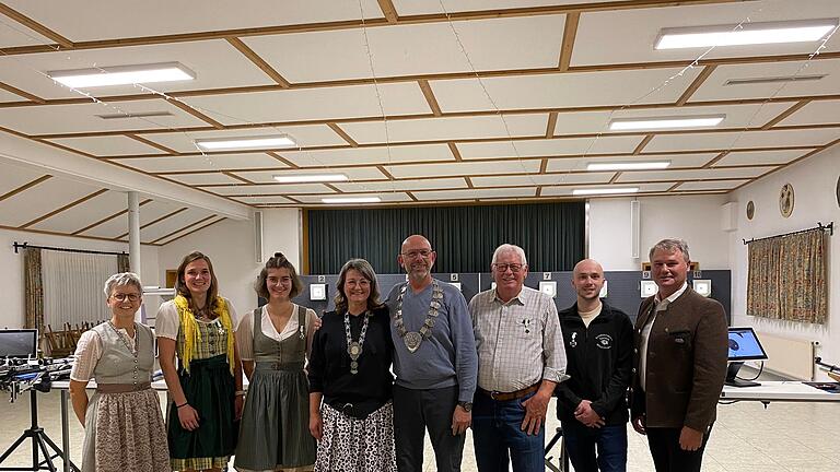 Auf dem Foto Kerstin Haun (1. Schützenmeisterin), Barbara Kirchner (2. Ritterin), Antonia Haun (1. Ritterin), Königspaar Reubelt, Rudi Rothmann (1. Ritter), Michael Weikert (2. Ritter), Uli Schmitt (1. Gaumeister).