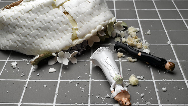 Bride and groom figurines lying at destroyed wedding cake on tiled floor       -  Jedes Brautpaar will ihn: den perfekten Hochzeitstag. Doch was, wenn die Gäste die ungeschriebenen Regeln brechen?