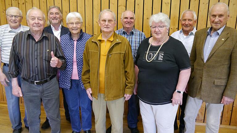 Langjährige Mitglieder wurden vom VdK-Vorstandsteam des Ortsverbands Sulzheim geehrt. Im Bild (von links): Norbert Flammersberger (bisheriger Vorsitzender), Franz-Josef Schmitt, Bürgermeister Jürgen Franz Schwab, Marga Schäfer, Horst Kaufer, Reinhold Bördlein, Irene Fuchs (neue Vorsitzende), Felix Leibold (langjähriger Kassier) und Kurt Mergler.