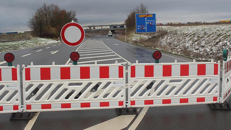 Der Brückenneubau an der Autobahnauffahrt Wiesentheid wirkt sich auch auf die B286 aus, die immer wieder mal gesperrt ist.