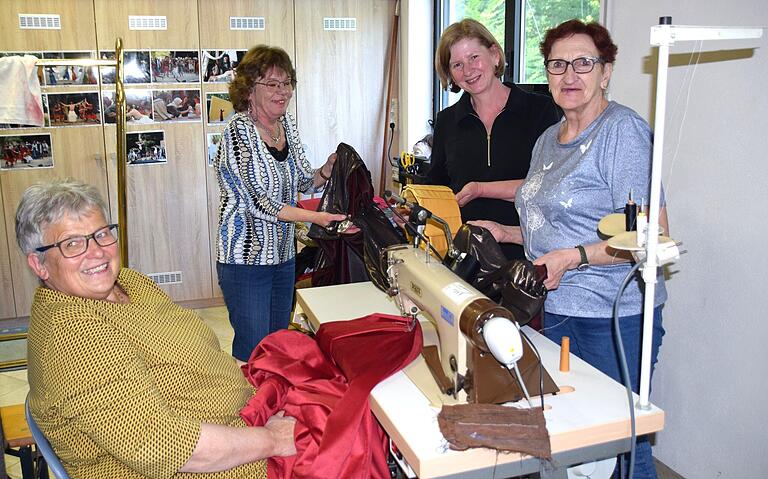 Eine Gruppe von Näherinnen unter der Leitung von Elisabeth Trott (rechts), hier mit (von links) Annemarie Rüth, Elke Grünewald, Ruth Stark, schneiderte etwa 60 neue Kostüme.