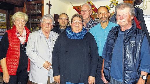 Lange dabei: Für ihre Treue zum VdK wurden Elli Stühler, Rosa Köhler, Helmut Schranz, Petra Neubert, Thomas Püntzner, Sascha Pahlke und Dieter Darlapp (von links nach rechts) geehrt.