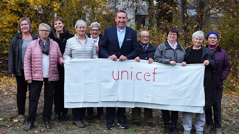 1350 Euro übergab die Lohrer Unicef-Gruppe um Sprecherin Helga Elzenbeck (2. von rechts) an den Leiter der Unicef-Arbeitsgruppe Aschaffenburg, Detlev Geiger (Mitte). Das Geld ist für die Jemen-Hilfe bestimmt.