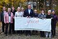 1350 Euro übergab die Lohrer Unicef-Gruppe um Sprecherin Helga Elzenbeck (2. von rechts) an den Leiter der Unicef-Arbeitsgruppe Aschaffenburg, Detlev Geiger (Mitte). Das Geld ist für die Jemen-Hilfe bestimmt.