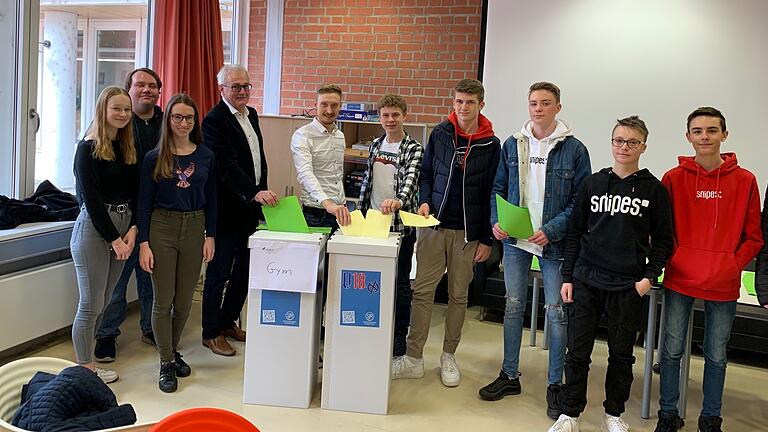 Auch in den Rathenau-Schulen standen die U-18-Wahlurnen des Stadtjugendringes. Dort machten 430 Schülerinnen und Schüler mit. 46,82 Prozent gaben Amtsinhaber Sebastian Remelé ihre Stimme, 33,41 Prozent Holger Laschka, 19,76 Prozent Marietta Eder. Bei der Stadtratswahl hätten dort allerdings die Grünen mit 35,21 Prozent klar die meisten Stimmen vor der CSU (20,05 Prozent). Mit auf dem Bild Schulleiter Roland Eirich (Vierter von links) und die beiden Vorsitzenden des Stadtjugendrings, Christian Starodub (Zweiter von links) und Tobias Freibott (Fünfter von links).